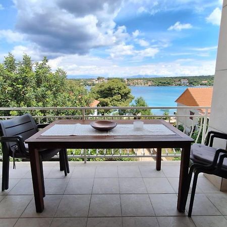 Ceratonia Apartments Loviste Bagian luar foto