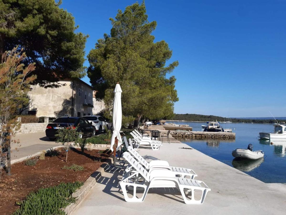 Ceratonia Apartments Loviste Bagian luar foto