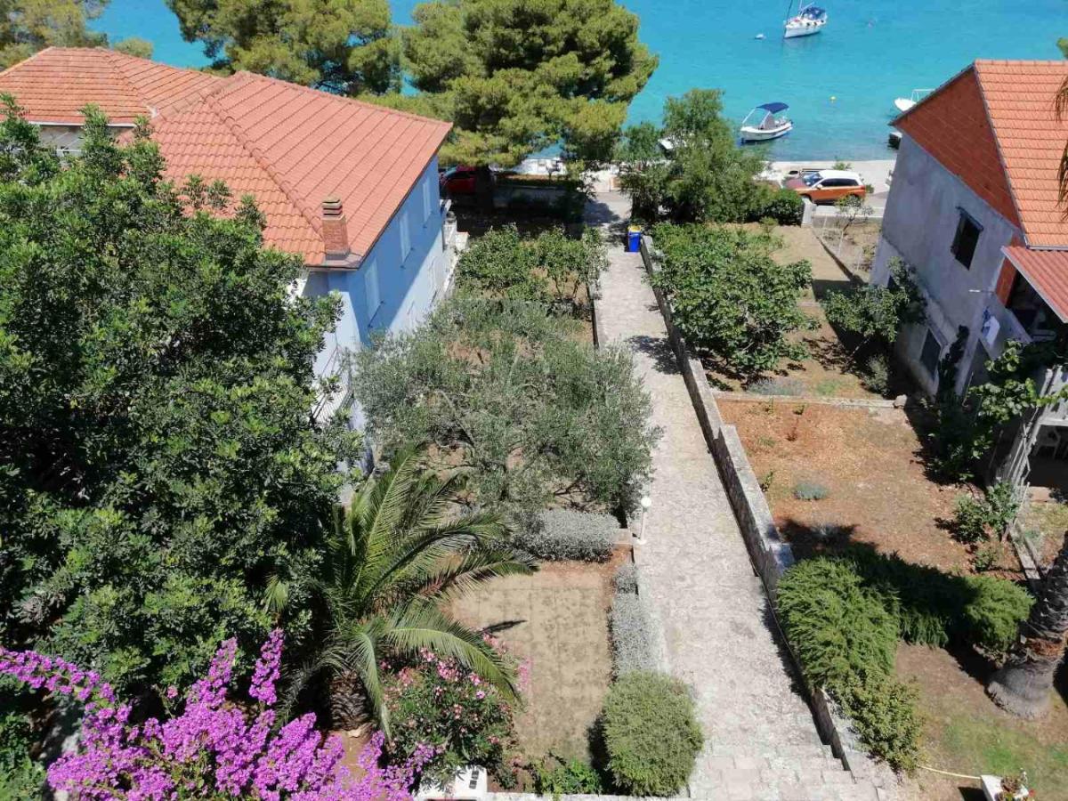 Ceratonia Apartments Loviste Bagian luar foto