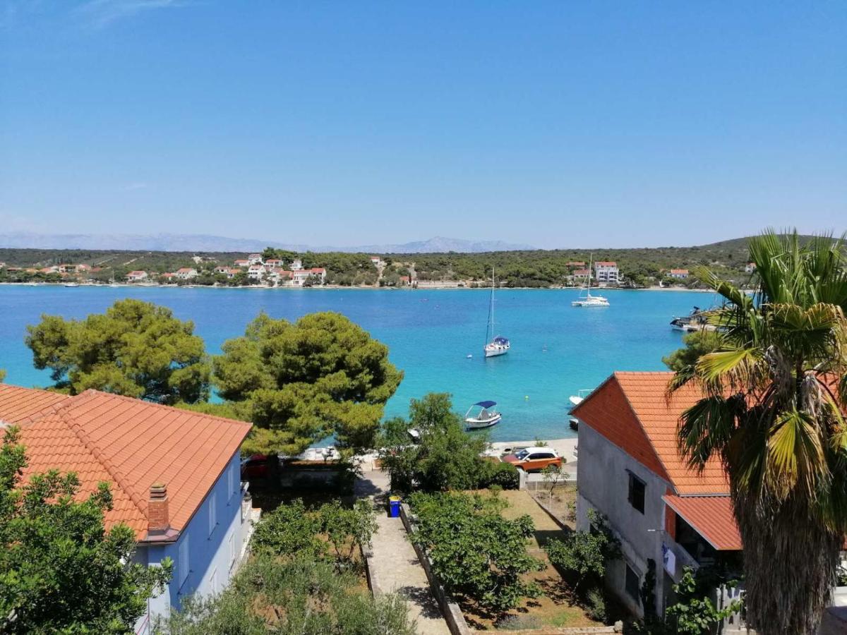 Ceratonia Apartments Loviste Bagian luar foto