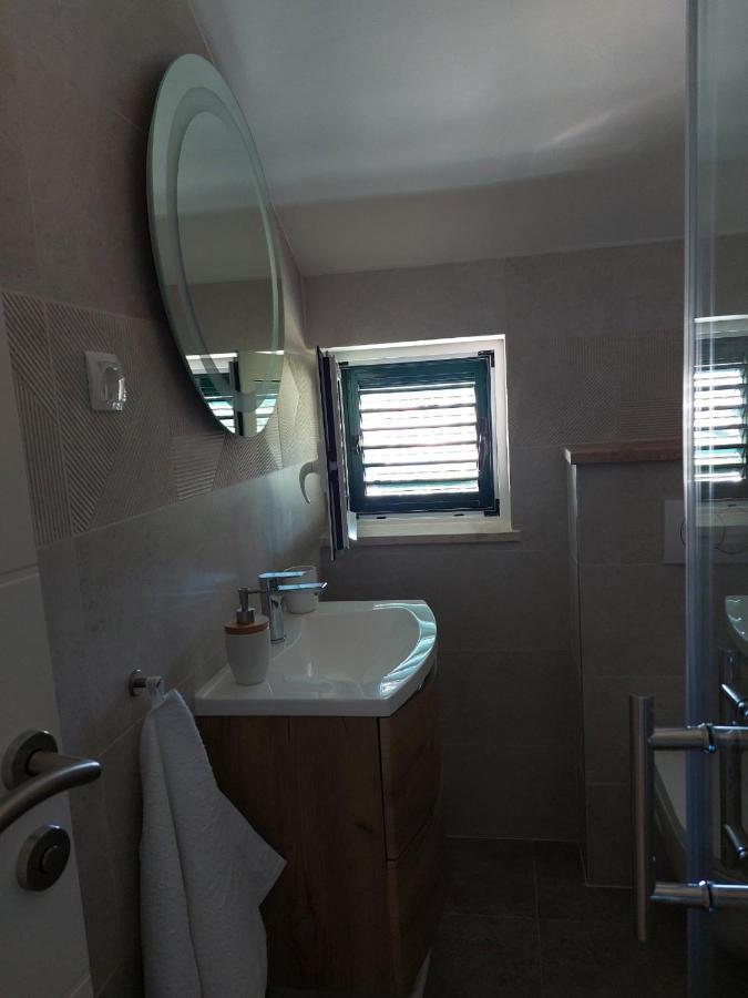 Ceratonia Apartments Loviste Bagian luar foto