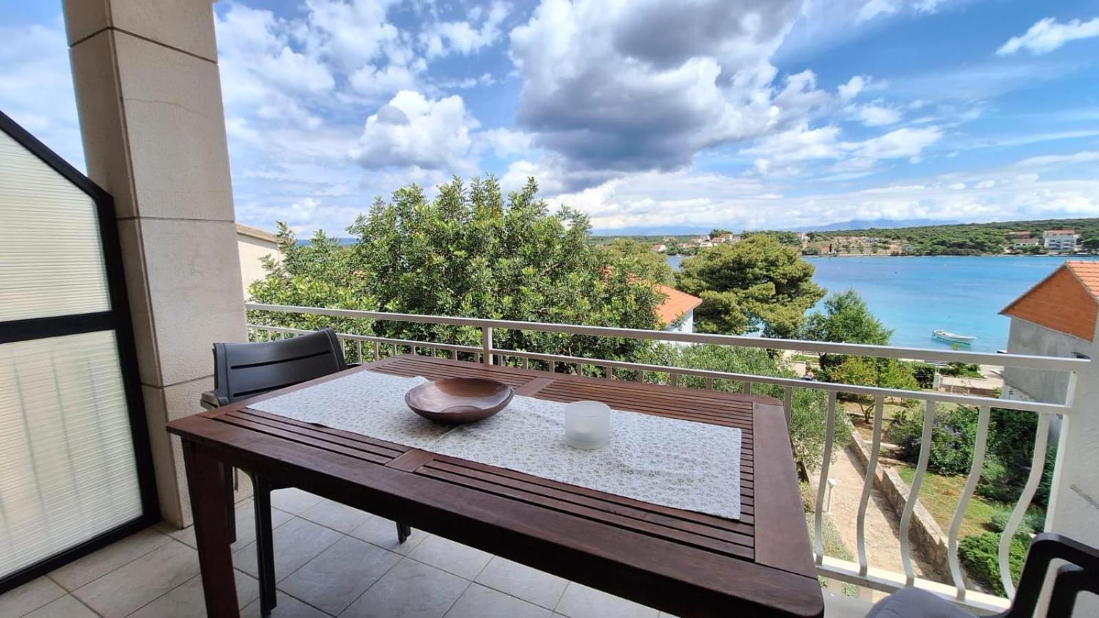 Ceratonia Apartments Loviste Bagian luar foto