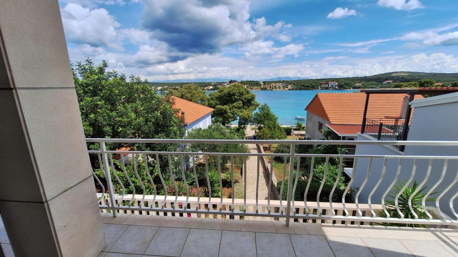 Ceratonia Apartments Loviste Bagian luar foto