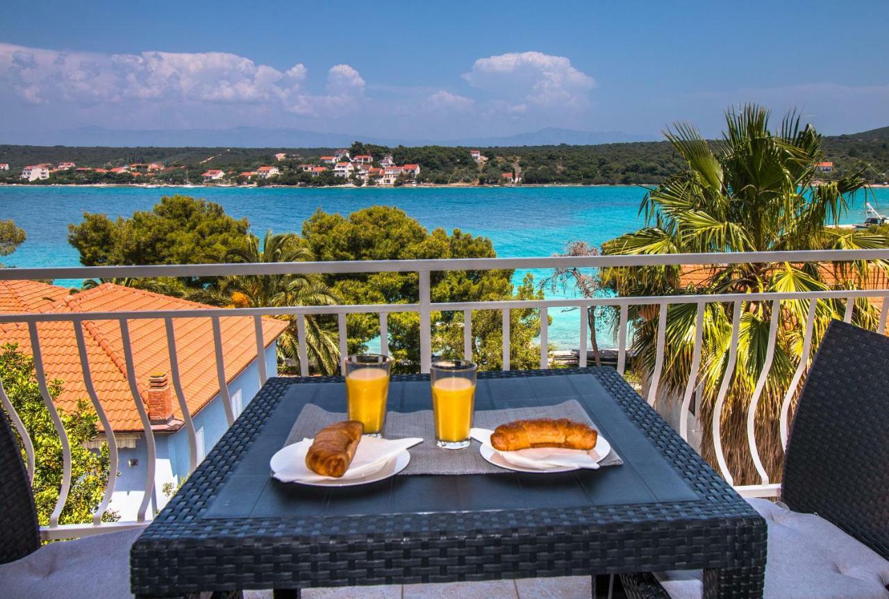 Ceratonia Apartments Loviste Bagian luar foto