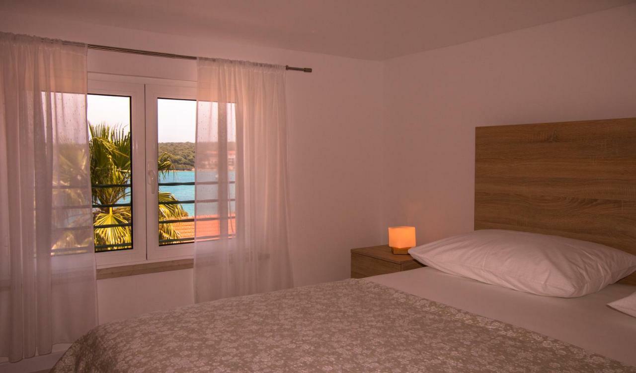 Ceratonia Apartments Loviste Bagian luar foto