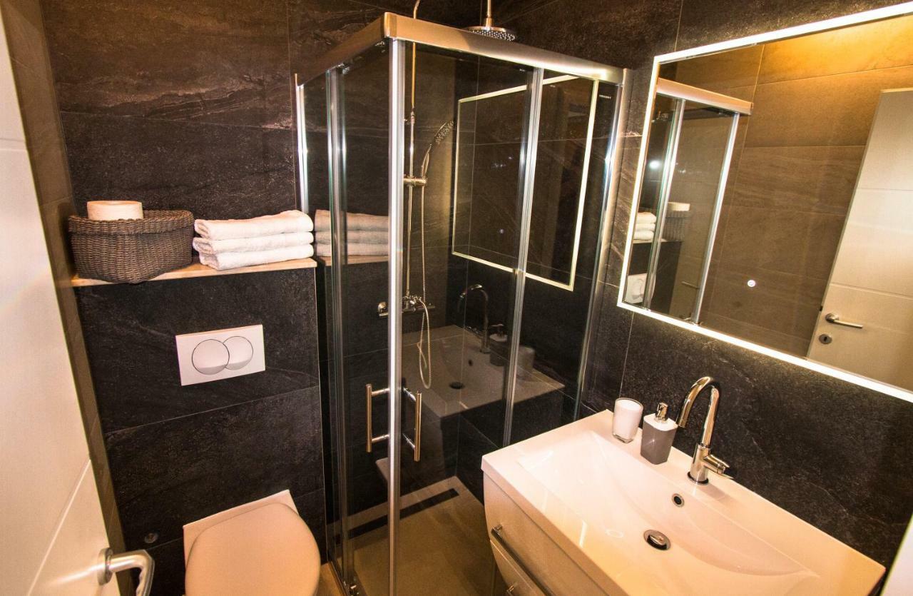 Ceratonia Apartments Loviste Bagian luar foto