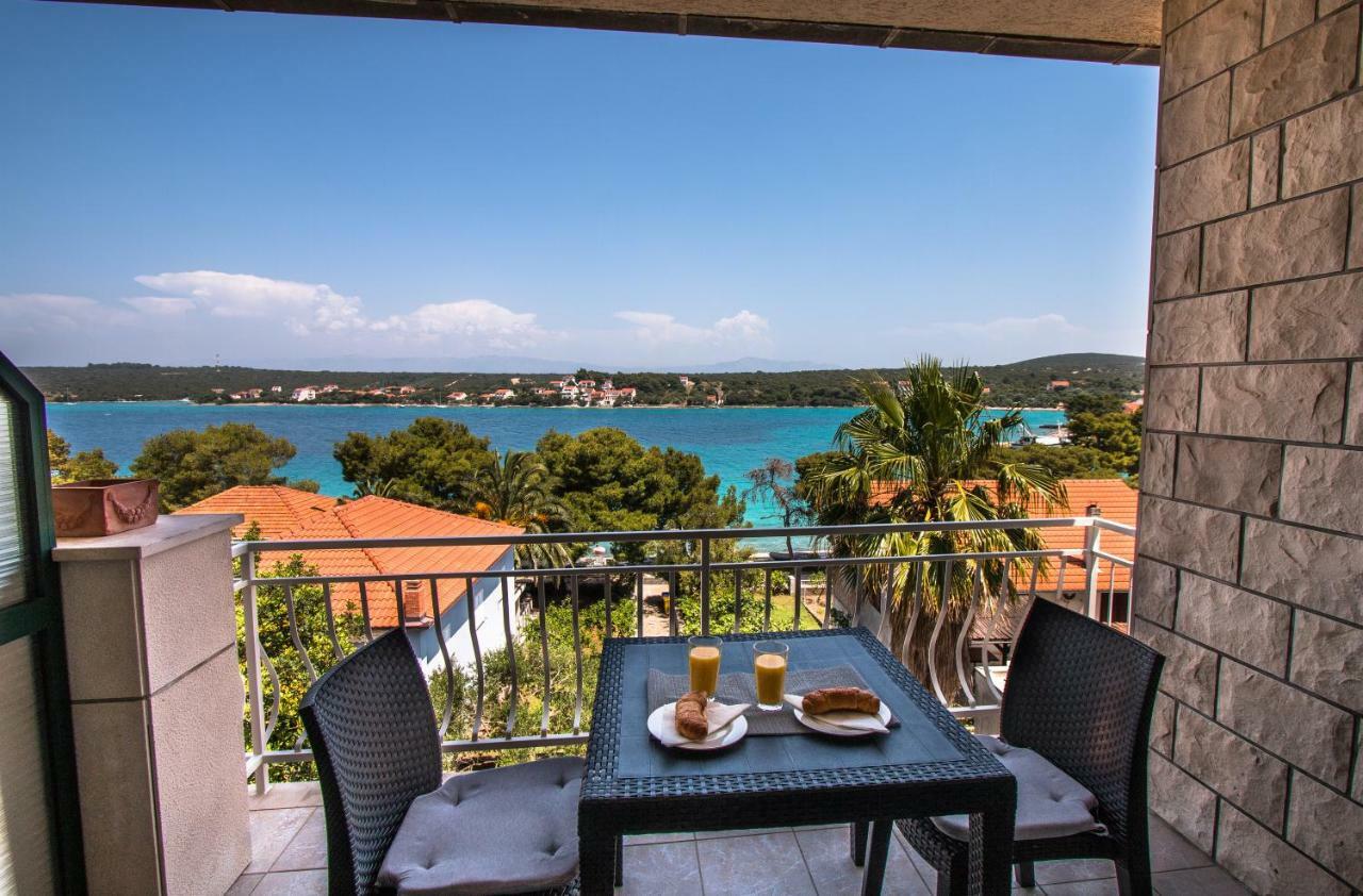 Ceratonia Apartments Loviste Bagian luar foto