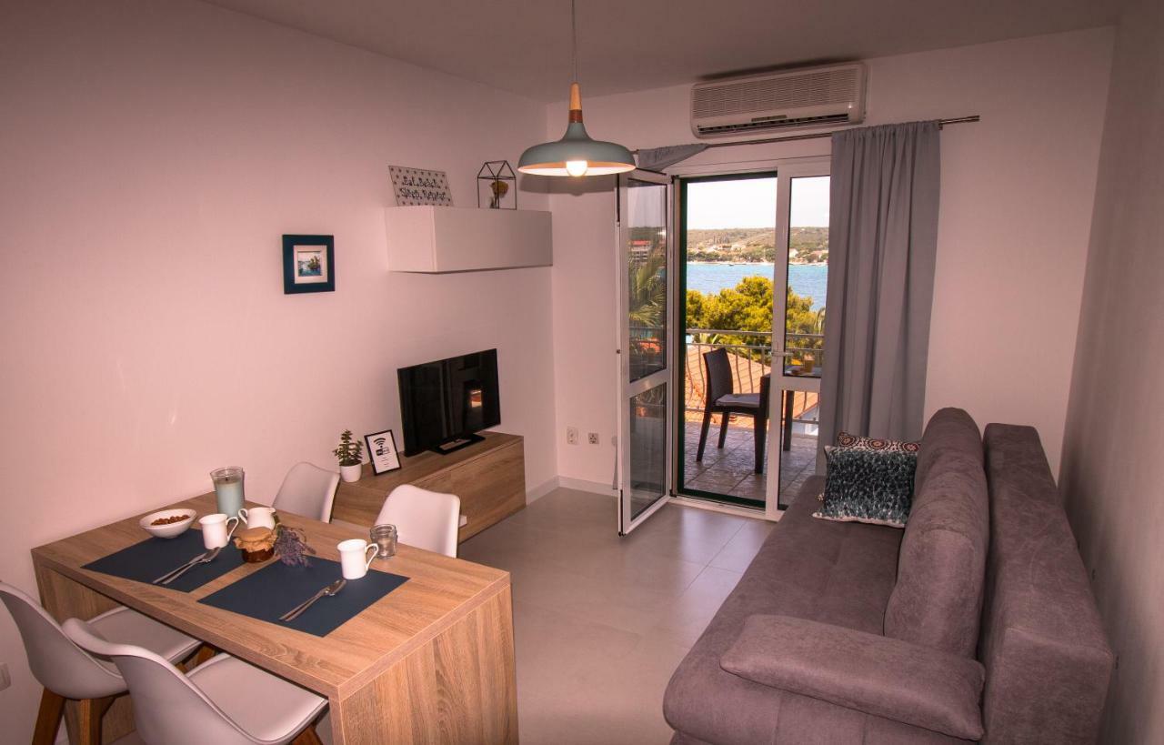 Ceratonia Apartments Loviste Bagian luar foto