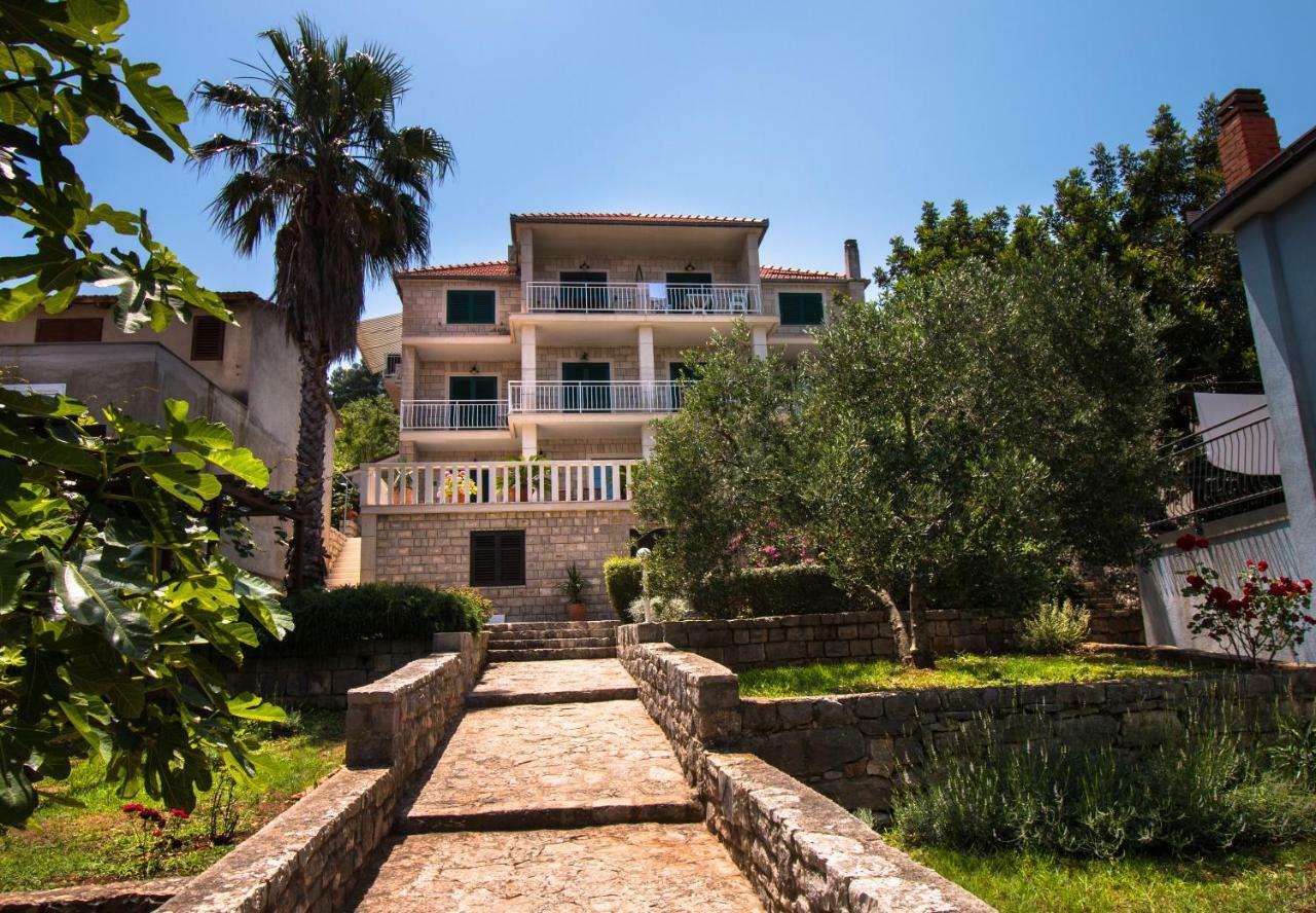 Ceratonia Apartments Loviste Bagian luar foto