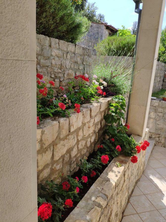Ceratonia Apartments Loviste Bagian luar foto